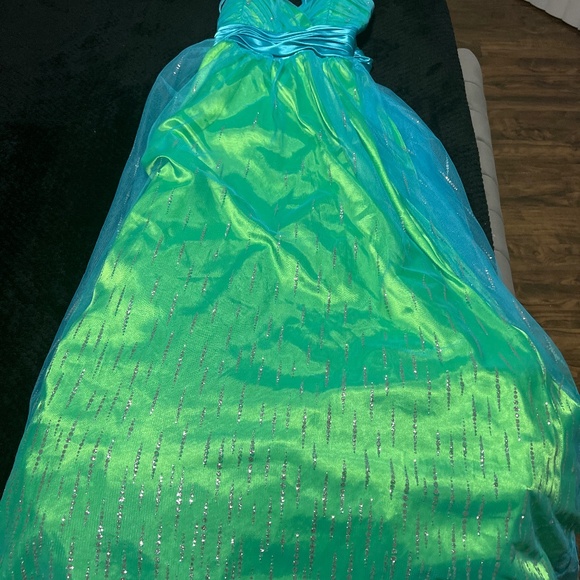Beautiful gown - Picture 1 of 4